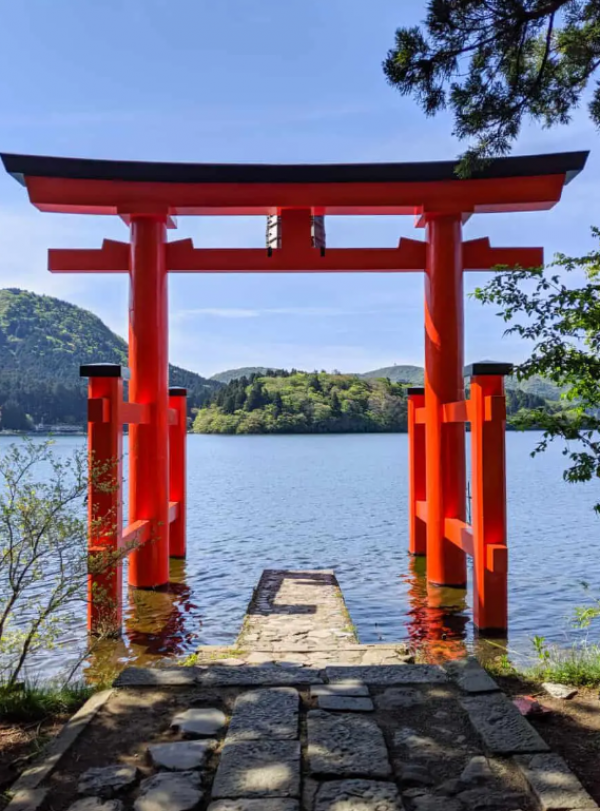 Gerbang torii kecil sebagai simbol keberuntungan